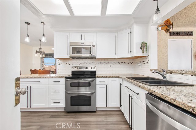 Detail Gallery Image 4 of 57 For 22751 Running Rabbit Ct, Canyon Lake,  CA 92587 - 3 Beds | 2 Baths