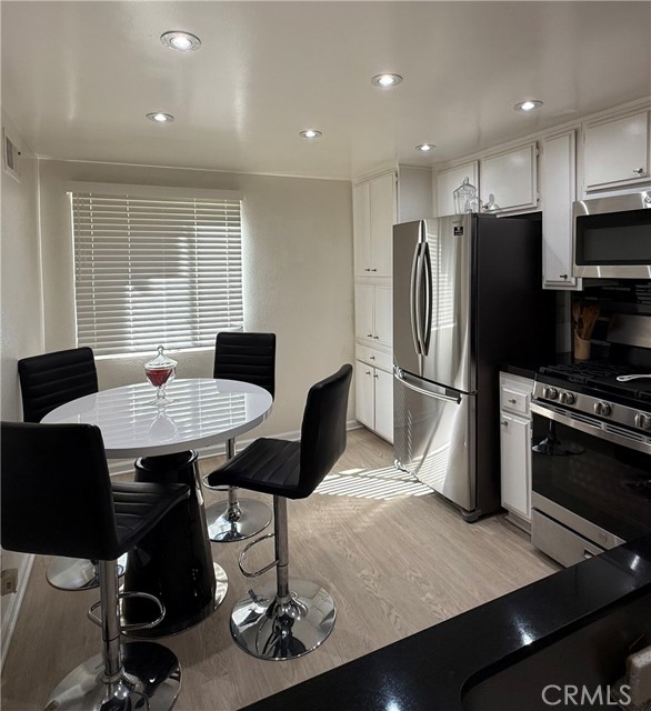 Detail Gallery Image 2 of 25 For 5720 Owensmouth #152,  Woodland Hills,  CA 91367 - 2 Beds | 1/1 Baths