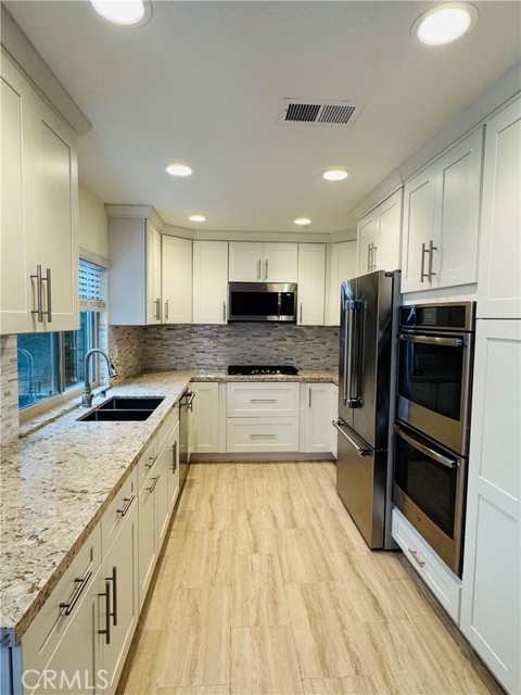 Detail Gallery Image 3 of 13 For 478 E Yale Loop #16,  Irvine,  CA 92614 - 4 Beds | 2/1 Baths