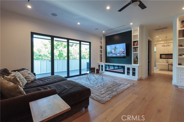 5225 Topeka Drive, Tarzana CA: https://media.crmls.org/medias/db9e7cb3-8487-491a-9b77-794429ea57a9.jpg