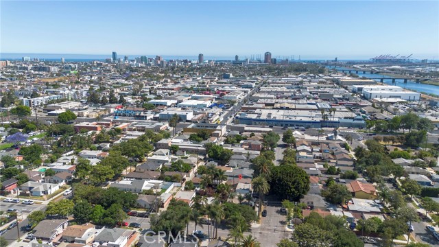 1876 Oregon Avenue, Long Beach CA: https://media.crmls.org/medias/dba364ee-8d34-408c-8f8b-4f03c777c20b.jpg