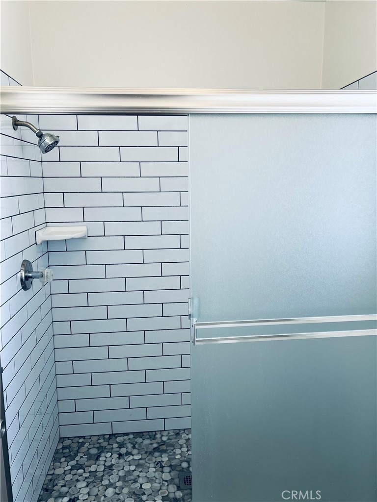 https://media.crmls.org/medias/dba842ff-0323-43dd-8262-48b7a5747e66.jpg?preset=X-Large