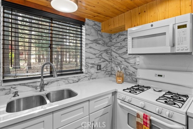 836 E Mountain View Boulevard, Big Bear City CA: https://media.crmls.org/medias/dbab4800-8ab2-40c8-b537-5c5e43d963b8.jpg