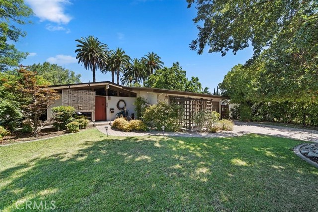 901 E Walnut Avenue, Glendora CA: https://media.crmls.org/medias/dbad7ed4-5a7d-4fe4-9823-4bb52413c6c8.jpg