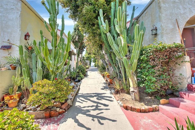 1752 1746 Lucretia Avenue, Los Angeles CA: https://media.crmls.org/medias/dbafa3e0-83cb-4a63-b235-881320bce691.jpg