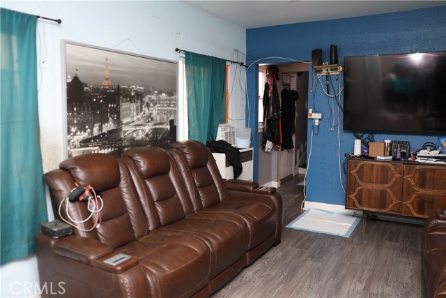 927 W 82nd Street, Los Angeles CA: https://media.crmls.org/medias/dbb29e07-9e49-4f71-9079-56e0bc137a55.jpg