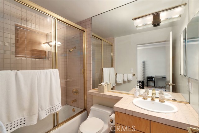 12841 Bloomfield Street, Studio City CA: https://media.crmls.org/medias/dbba5be9-6a4f-4d1e-ae9d-291b1b75a8c0.jpg