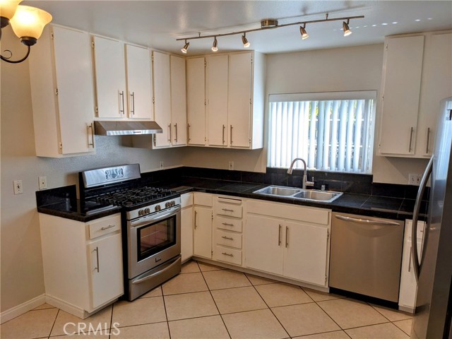 Detail Gallery Image 1 of 16 For 1927 Cloverfield Bld #2,  Santa Monica,  CA 90404 - 2 Beds | 2 Baths