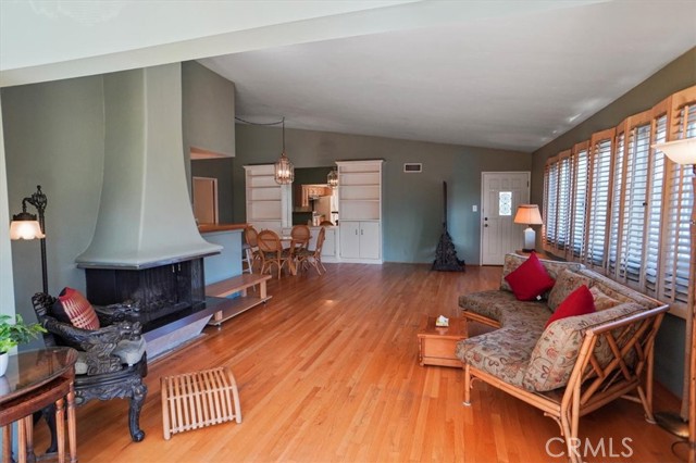 Detail Gallery Image 3 of 22 For 1548 Riverside #G,  Glendale,  CA 91201 - 2 Beds | 2 Baths