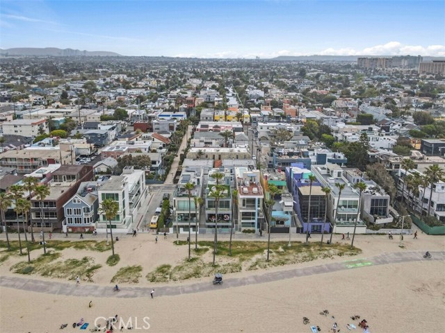 12 1/2 25th Place, Venice CA: https://media.crmls.org/medias/dbc6c242-d391-49fa-b781-6f56c6866ae8.jpg