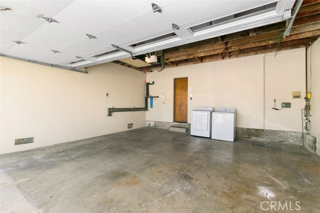 Garage (no washer/dryer hook ups here)