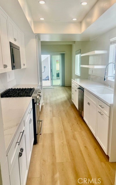 Detail Gallery Image 6 of 27 For 202 18th, Huntington Beach,  CA 92648 - 3 Beds | 2/1 Baths