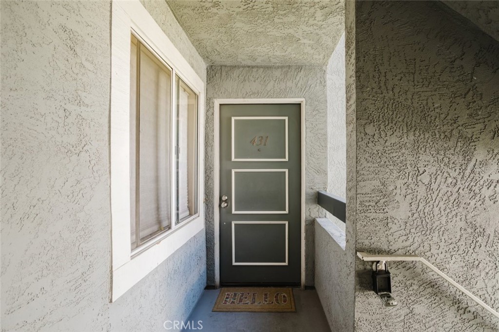 https://media.crmls.org/medias/dbc9f6ba-5b1e-41b7-88d0-6389ab30b6b7.jpg?preset=X-Large