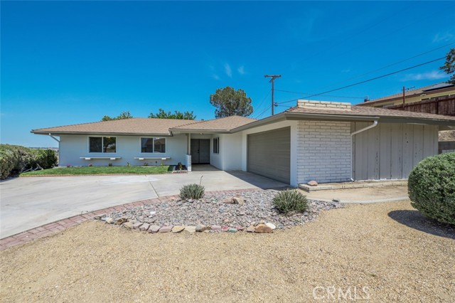 Detail Gallery Image 1 of 17 For 15060 Yaqui Rd, Apple Valley,  CA 92307 - 3 Beds | 2 Baths