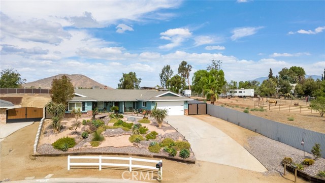 3202 Half Circle Road, Norco CA: https://media.crmls.org/medias/dbca391e-4d4a-4e12-b3e1-bc11ec211d14.jpg