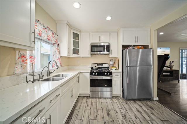 Detail Gallery Image 10 of 27 For 6838 Severn Dr, Paramount,  CA 90723 - 4 Beds | 2 Baths