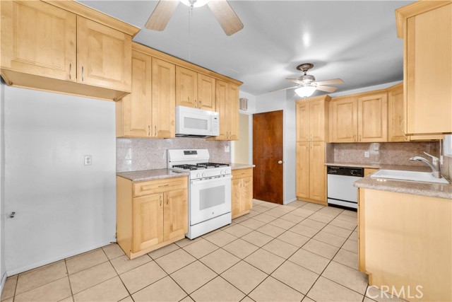 3921 Heidi, Riverside CA: https://media.crmls.org/medias/dbcde43c-07e4-40e4-a74c-cb734a74eb8d.jpg