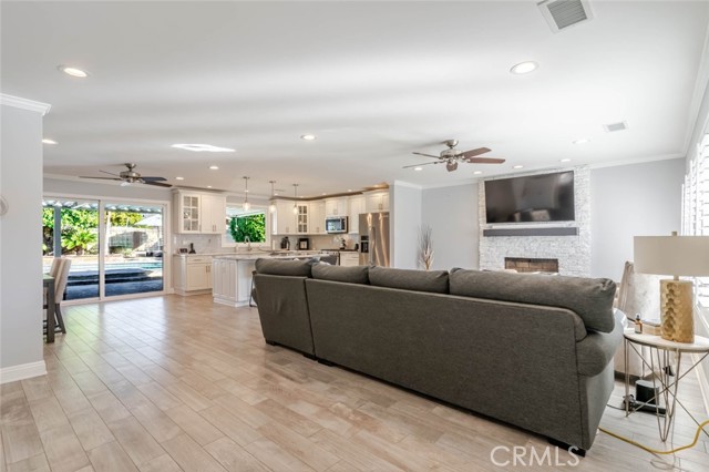 Detail Gallery Image 4 of 28 For 19833 Blythe St, Winnetka,  CA 91306 - 3 Beds | 2 Baths