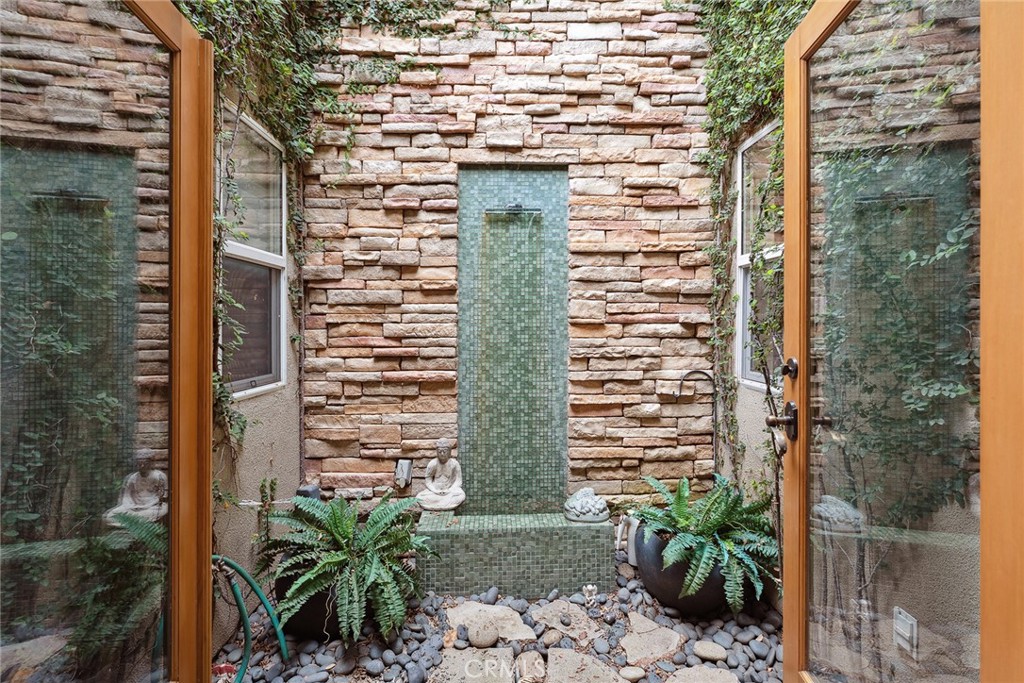 https://media.crmls.org/medias/dbd47833-669b-4b55-8a74-e84431cebc5b.jpg?preset=X-Large