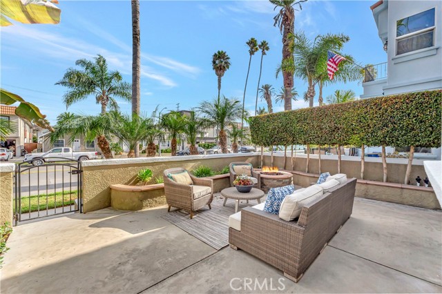 Detail Gallery Image 4 of 59 For 621 8th St, Huntington Beach,  CA 92648 - 3 Beds | 3/1 Baths