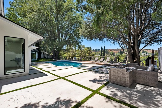 17072 Oak View Drive, Encino CA: https://media.crmls.org/medias/dbdc01bc-6825-4071-a748-e616377e9ca6.jpg