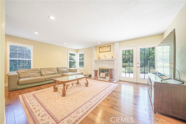 Detail Gallery Image 14 of 32 For 18741 Hillsboro Rd, Northridge,  CA 91326 - 5 Beds | 6/1 Baths