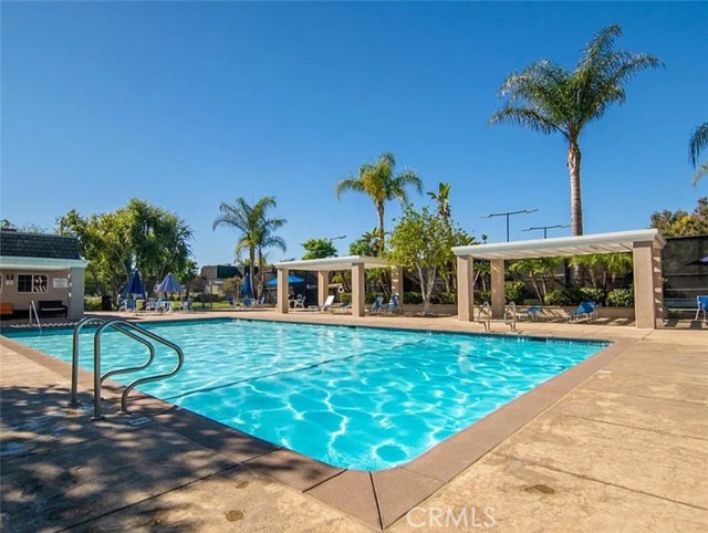 Detail Gallery Image 5 of 23 For 19110 Kittridge St #5,  Reseda,  CA 91335 - 3 Beds | 1/1 Baths
