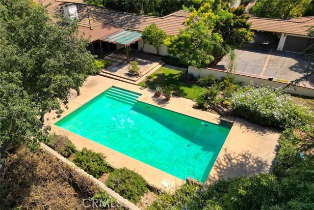 1075 Pine Oak Lane, Pasadena CA: https://media.crmls.org/medias/dbe599c7-78ce-41d5-bd8c-ecc23272bf20.jpg