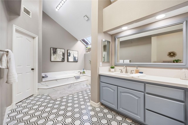 Detail Gallery Image 34 of 44 For 6230 Napoli Ct, Long Beach,  CA 90803 - 4 Beds | 4 Baths