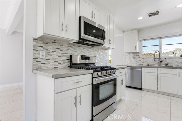 Detail Gallery Image 13 of 52 For 1440 Holbrook St, Eagle Rock,  CA 90041 - 3 Beds | 3/1 Baths