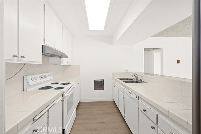 1127 E Del Mar Boulevard, Pasadena CA: https://media.crmls.org/medias/dbe8150a-3c3c-419c-8022-3e3df5bf7bc0.jpg