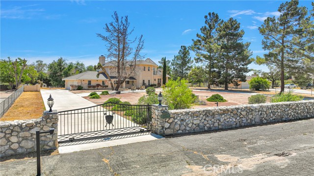 Detail Gallery Image 5 of 61 For 19775 Symeron Rd, Apple Valley,  CA 92307 - 3 Beds | 3/1 Baths