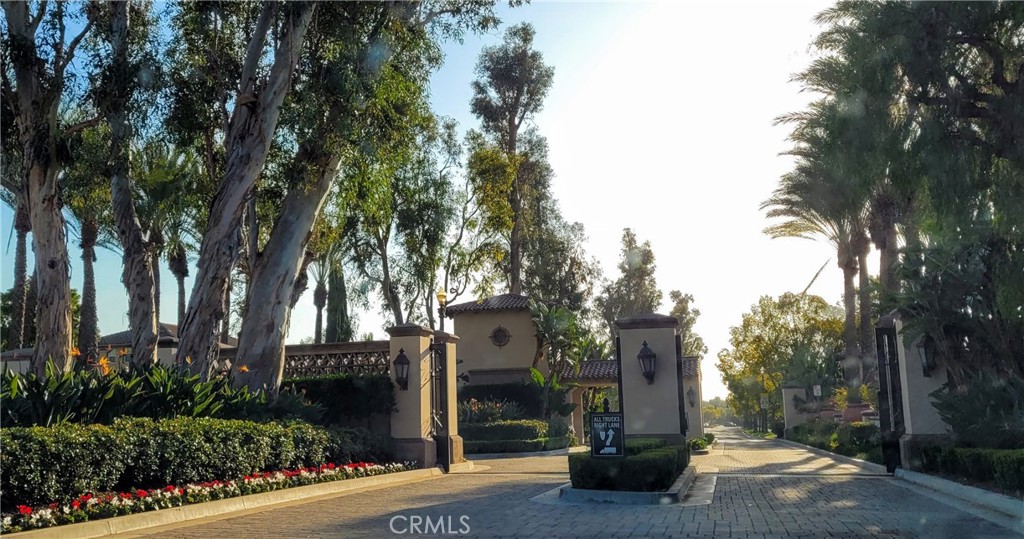 https://media.crmls.org/medias/dbe9df8e-3585-4e92-a71c-98e5221a33de.jpg?preset=X-Large