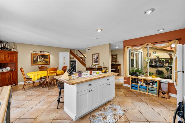 565 Martinique Place, Thousand Oaks CA: https://media.crmls.org/medias/dbe9e8e9-c608-4f70-a9a8-ab86718527a3.jpg