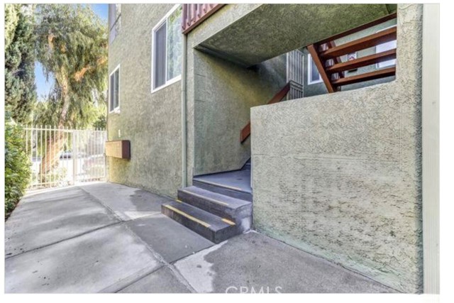 Detail Gallery Image 2 of 20 For 6155 Reseda Blvd #4,  Tarzana,  CA 91335 - 3 Beds | 2 Baths