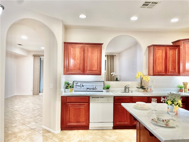 Detail Gallery Image 8 of 50 For 13953 Tawney Ridge Ln, Victorville,  CA 92394 - 4 Beds | 2 Baths