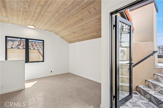 441 1/2 Goldenrod Avenue, Corona del Mar CA: https://media.crmls.org/medias/dbf646ea-897a-4047-aca3-c281b6b7d56a.jpg