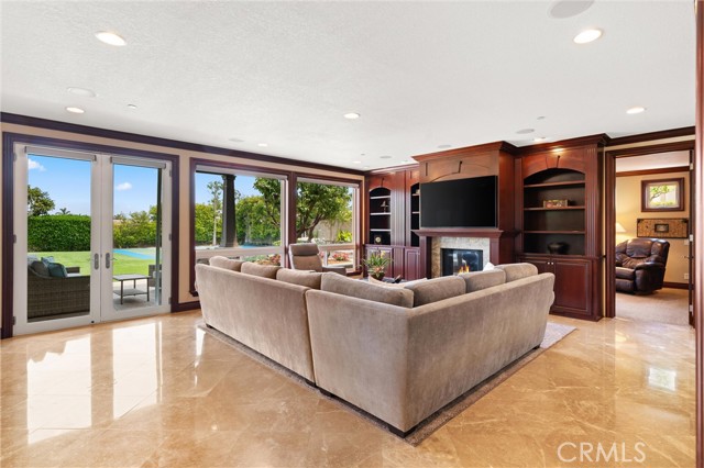 18912 Rockinghorse Lane, Huntington Beach CA: https://media.crmls.org/medias/dbf700b6-1a62-4c7a-aedf-946ad9badf77.jpg