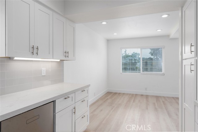 707 1/2 Orchid Avenue, Corona del Mar CA: https://media.crmls.org/medias/dbf85d1e-666a-480f-863e-b77a83a8ffcc.jpg
