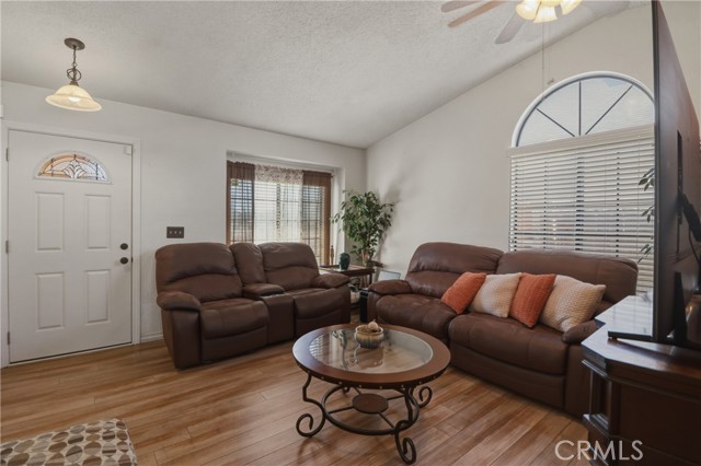Detail Gallery Image 4 of 23 For 13886 San Gorgonio, Victorville,  CA 92392 - 2 Beds | 2 Baths