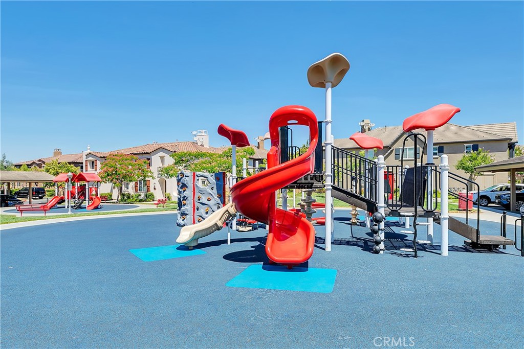 https://media.crmls.org/medias/dbf93dcc-ca41-408e-a5a4-cd20535fc63b.jpg?preset=X-Large