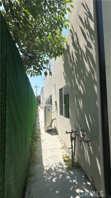 7726 Laurel Canyon Boulevard, North Hollywood CA: https://media.crmls.org/medias/dbf9edab-33f1-4935-bf76-2723c20fc769.jpg