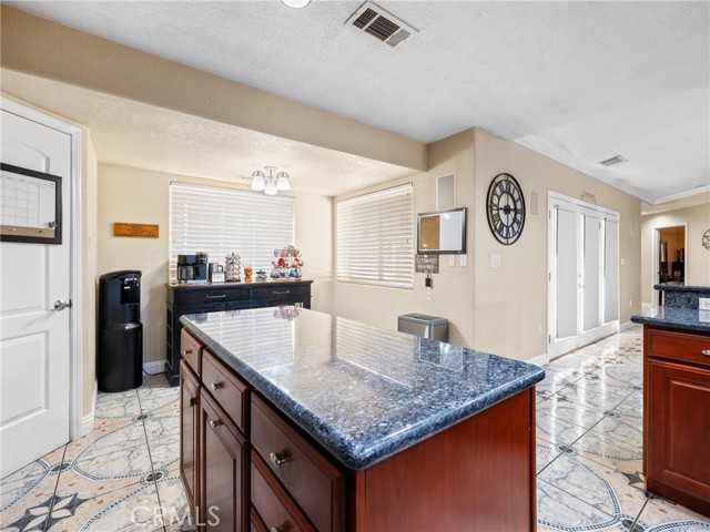 13136 Tawya Road, Apple Valley CA: https://media.crmls.org/medias/dc015dd1-ae09-48bc-9659-2b56b2f85741.jpg