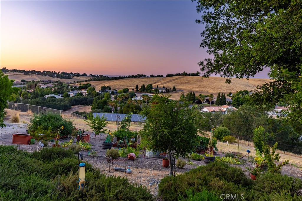 https://media.crmls.org/medias/dc02d046-d8a7-485a-8a7b-3021d1e06bc0.jpg?preset=X-Large