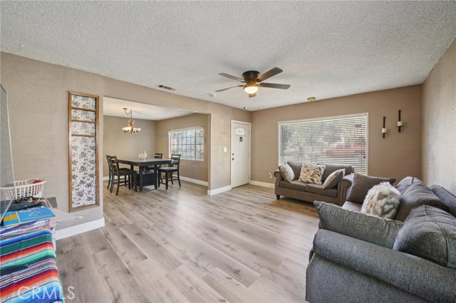 Detail Gallery Image 3 of 17 For 385 E 17th St, San Bernardino,  CA 92404 - 3 Beds | 1 Baths