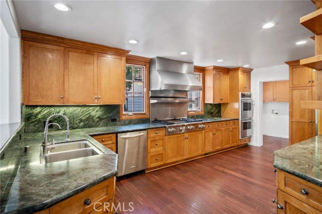 Detail Gallery Image 18 of 25 For 4800 Brewster Dr, Tarzana,  CA 91356 - 4 Beds | 4 Baths