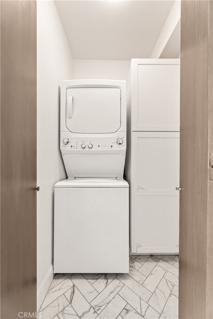 https://media.crmls.org/medias/dc0ac198-1d8e-4c67-abde-61e6743792c9.jpg?preset=X-Large