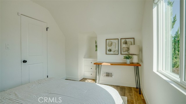231 W Cedar Avenue, Burbank CA: https://media.crmls.org/medias/dc0d1ca8-be9f-4eba-909e-ebfd6941c1fd.jpg