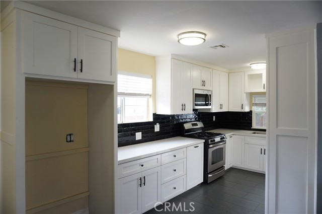 10109 Noble Avenue, Mission Hills (San Fernando) CA: https://media.crmls.org/medias/dc0eb0b3-c810-46d0-bd72-96cd664d7f5d.jpg