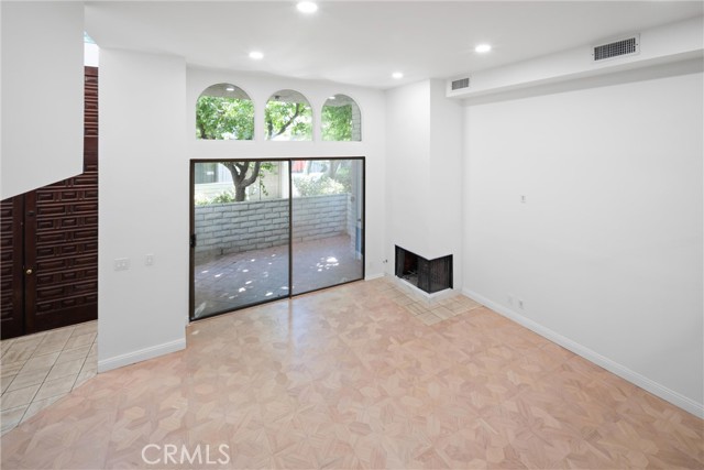 5335 White Oak Avenue, Encino CA: https://media.crmls.org/medias/dc1075d6-3eb3-49b6-88ae-4bfb5c65b6d5.jpg